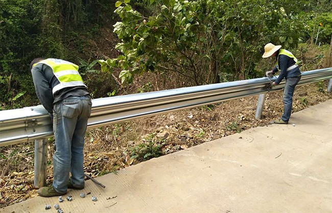 钦州高速公路护栏的定期维护与保养